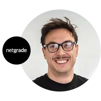 Portraitbild von Sebastian Schwerdhöfer mit einem Logo von netgrade.
